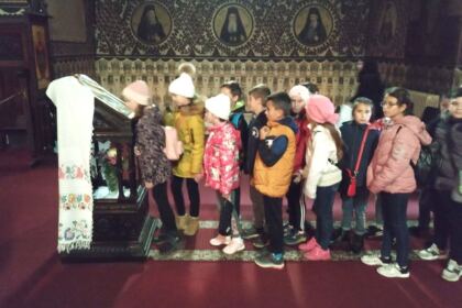 Elevi în vizită la Centrul eparhial al Arhiepiscopiei Dunării de Jos – fotografia 1