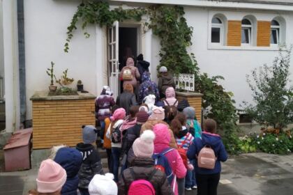 Elevi în vizită la Centrul eparhial al Arhiepiscopiei Dunării de Jos – fotografia 5