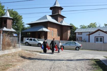 Ghiozdane şi rechizite şcolare pentru 4.000 de copii din Arhiepiscopia Dunării de Jos – fotografia 1