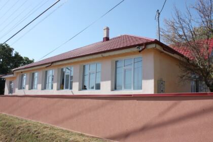 Ghiozdane şi rechizite şcolare pentru 4.000 de copii din Arhiepiscopia Dunării de Jos – fotografia 2