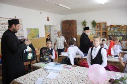 Ghiozdane şi rechizite şcolare pentru 4.000 de copii din Arhiepiscopia Dunării de Jos – fotografia 3
