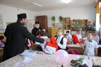 Ghiozdane şi rechizite şcolare pentru 4.000 de copii din Arhiepiscopia Dunării de Jos – fotografia 4