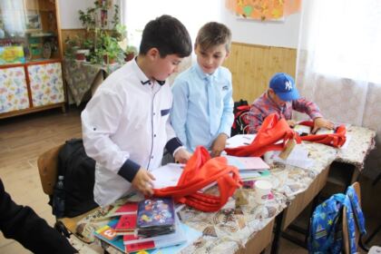Ghiozdane şi rechizite şcolare pentru 4.000 de copii din Arhiepiscopia Dunării de Jos – fotografia 5