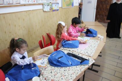 Ghiozdane şi rechizite şcolare pentru 4.000 de copii din Arhiepiscopia Dunării de Jos – fotografia 6