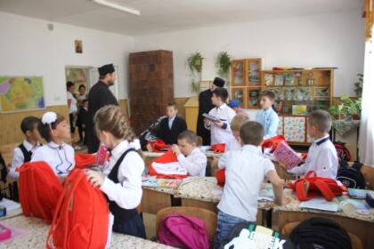 Ghiozdane şi rechizite şcolare pentru 4.000 de copii din Arhiepiscopia Dunării de Jos – fotografia 7