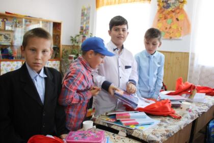 Ghiozdane şi rechizite şcolare pentru 4.000 de copii din Arhiepiscopia Dunării de Jos – fotografia 8
