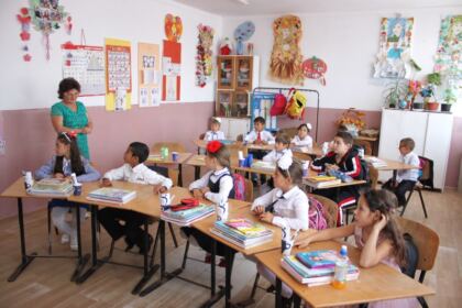 Ghiozdane şi rechizite şcolare pentru 4.000 de copii din Arhiepiscopia Dunării de Jos – fotografia 9