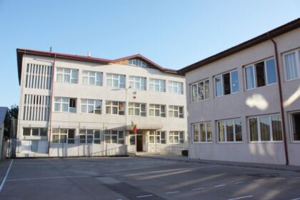 Ghiozdane şi rechizite şcolare pentru 4.000 de copii din Arhiepiscopia Dunării de Jos – fotografia 1
