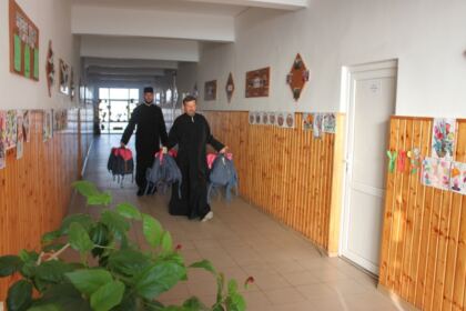 Ghiozdane şi rechizite şcolare pentru 4.000 de copii din Arhiepiscopia Dunării de Jos – fotografia 2
