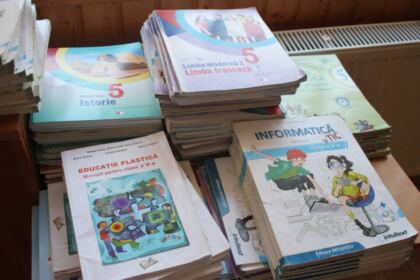 Ghiozdane şi rechizite şcolare pentru 4.000 de copii din Arhiepiscopia Dunării de Jos – fotografia 5