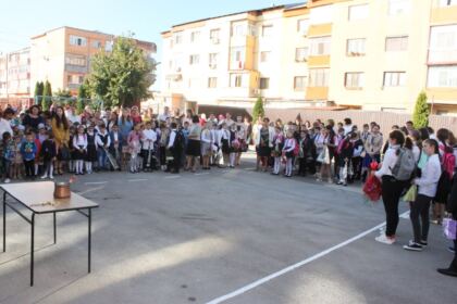 Ghiozdane şi rechizite şcolare pentru 4.000 de copii din Arhiepiscopia Dunării de Jos – fotografia 6