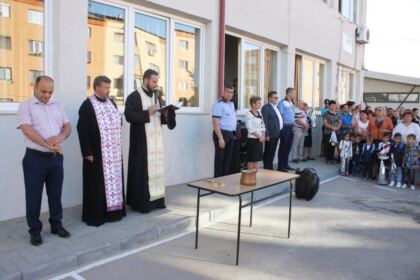 Ghiozdane şi rechizite şcolare pentru 4.000 de copii din Arhiepiscopia Dunării de Jos – fotografia 7