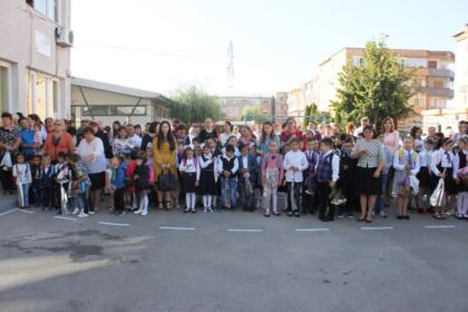 Ghiozdane şi rechizite şcolare pentru 4.000 de copii din Arhiepiscopia Dunării de Jos – fotografia 8