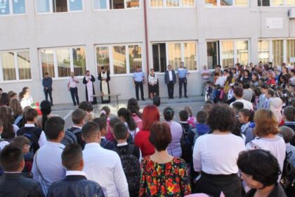 Ghiozdane şi rechizite şcolare pentru 4.000 de copii din Arhiepiscopia Dunării de Jos – fotografia 9