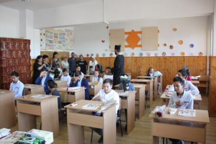 Ghiozdane şi rechizite şcolare pentru 4.000 de copii din Arhiepiscopia Dunării de Jos – fotografia 11