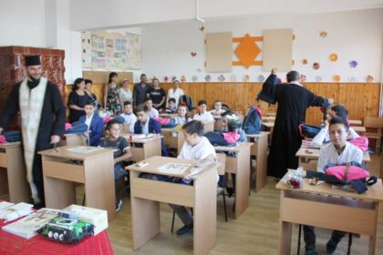 Ghiozdane şi rechizite şcolare pentru 4.000 de copii din Arhiepiscopia Dunării de Jos – fotografia 12