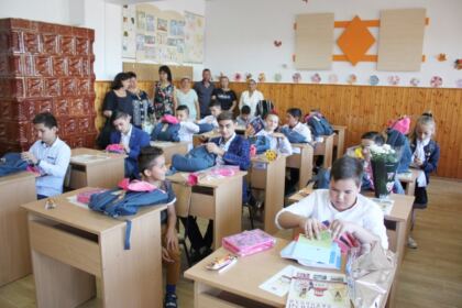 Ghiozdane şi rechizite şcolare pentru 4.000 de copii din Arhiepiscopia Dunării de Jos – fotografia 13