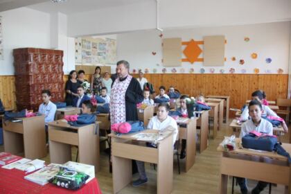 Ghiozdane şi rechizite şcolare pentru 4.000 de copii din Arhiepiscopia Dunării de Jos – fotografia 14