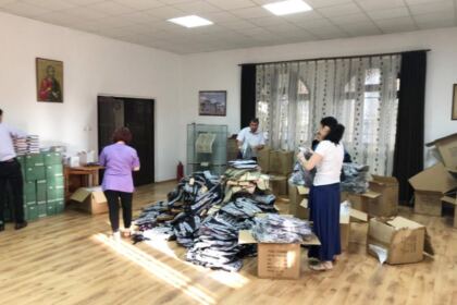 Ghiozdane şi rechizite şcolare pentru 4.000 de copii din Arhiepiscopia Dunării de Jos – fotografia 1