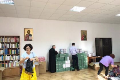 Ghiozdane şi rechizite şcolare pentru 4.000 de copii din Arhiepiscopia Dunării de Jos – fotografia 2