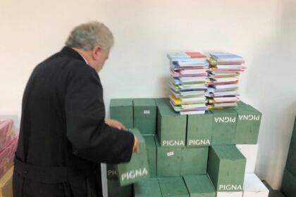 Ghiozdane şi rechizite şcolare pentru 4.000 de copii din Arhiepiscopia Dunării de Jos – fotografia 3
