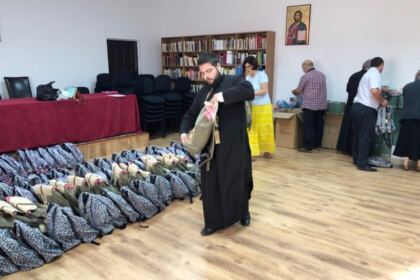 Ghiozdane şi rechizite şcolare pentru 4.000 de copii din Arhiepiscopia Dunării de Jos – fotografia 5