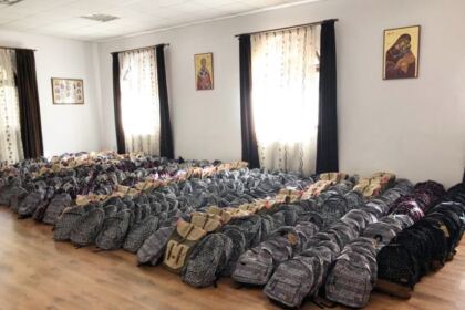 Ghiozdane şi rechizite şcolare pentru 4.000 de copii din Arhiepiscopia Dunării de Jos – fotografia 8