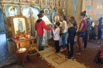 Ghiozdane şi rechizite şcolare pentru 4.000 de copii din Arhiepiscopia Dunării de Jos – fotografia 2