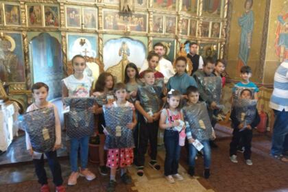 Ghiozdane şi rechizite şcolare pentru 4.000 de copii din Arhiepiscopia Dunării de Jos – fotografia 3