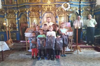 Ghiozdane şi rechizite şcolare pentru 4.000 de copii din Arhiepiscopia Dunării de Jos – fotografia 4