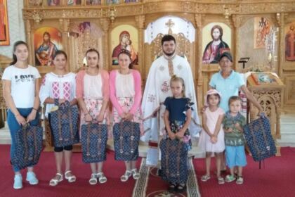 Ghiozdane şi rechizite şcolare pentru 4.000 de copii din Arhiepiscopia Dunării de Jos – fotografia 5