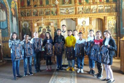 Ghiozdane şi rechizite şcolare pentru 4.000 de copii din Arhiepiscopia Dunării de Jos – fotografia 8