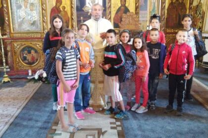 Ghiozdane şi rechizite şcolare pentru 4.000 de copii din Arhiepiscopia Dunării de Jos – fotografia 9