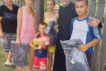 Ghiozdane şi rechizite şcolare pentru 4.000 de copii din Arhiepiscopia Dunării de Jos – fotografia 16