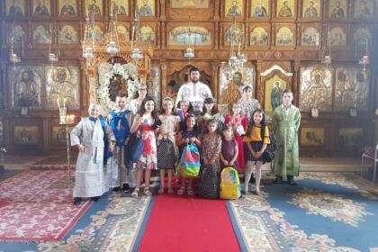 Ghiozdane şi rechizite şcolare pentru 4.000 de copii din Arhiepiscopia Dunării de Jos – fotografia 1