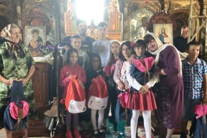 Ghiozdane şi rechizite şcolare pentru 4.000 de copii din Arhiepiscopia Dunării de Jos – fotografia 2