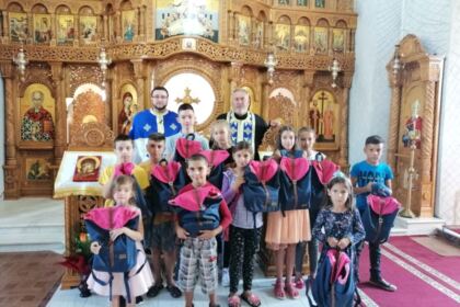 Ghiozdane şi rechizite şcolare pentru 4.000 de copii din Arhiepiscopia Dunării de Jos – fotografia 3
