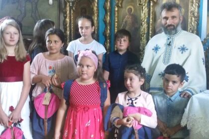 Ghiozdane şi rechizite şcolare pentru 4.000 de copii din Arhiepiscopia Dunării de Jos – fotografia 5