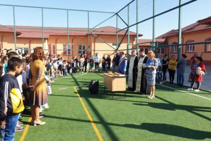 Ghiozdane şi rechizite şcolare pentru 4.000 de copii din Arhiepiscopia Dunării de Jos – fotografia 7