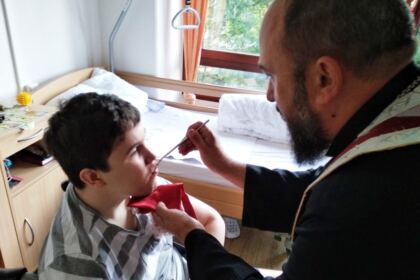 Dănuţ, copilul luptător cu boala, prin solidaritatea creştinească de acasă şi de la comunitatea românească de la Freïburg-Germania păstorită de preotul Mircea Tudorache, ne bucură prin paşi decisivi spre însănătoşire – fotografia 1