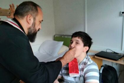 Dănuţ, copilul luptător cu boala, prin solidaritatea creştinească de acasă şi de la comunitatea românească de la Freïburg-Germania păstorită de preotul Mircea Tudorache, ne bucură prin paşi decisivi spre însănătoşire – fotografia 2