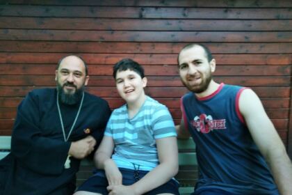 Dănuţ, copilul luptător cu boala, prin solidaritatea creştinească de acasă şi de la comunitatea românească de la Freïburg-Germania păstorită de preotul Mircea Tudorache, ne bucură prin paşi decisivi spre însănătoşire – fotografia 3