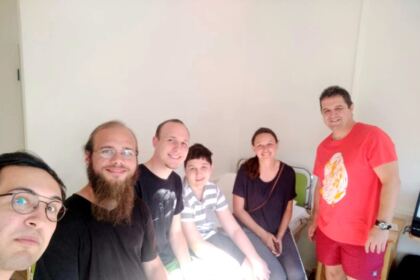 Dănuţ, copilul luptător cu boala, prin solidaritatea creştinească de acasă şi de la comunitatea românească de la Freïburg-Germania păstorită de preotul Mircea Tudorache, ne bucură prin paşi decisivi spre însănătoşire – fotografia 4