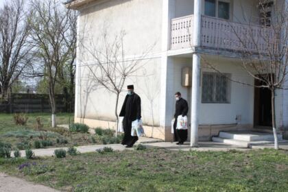 Arhiepiscopia Dunării de Jos ajută persoanele internate la Centrul Medico-Social din localitatea Pechea, judeţul Galaţi – fotografia 3