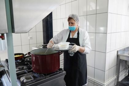 Așezământul parohial „Sf. Ierarh Ioan Gură de Aur“ din cadrul parohiei „Înălțarea Domnului“ din Galați oferă zilnic hrană pentru semeni aflați în nevoi – fotografia 6