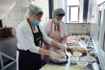 Așezământul parohial „Sf. Ierarh Ioan Gură de Aur“ din cadrul parohiei „Înălțarea Domnului“ din Galați oferă zilnic hrană pentru semeni aflați în nevoi – fotografia 8