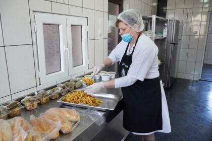 Așezământul parohial „Sf. Ierarh Ioan Gură de Aur“ din cadrul parohiei „Înălțarea Domnului“ din Galați oferă zilnic hrană pentru semeni aflați în nevoi – fotografia 9
