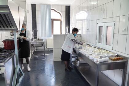 Așezământul parohial „Sf. Ierarh Ioan Gură de Aur“ din cadrul parohiei „Înălțarea Domnului“ din Galați oferă zilnic hrană pentru semeni aflați în nevoi – fotografia 10