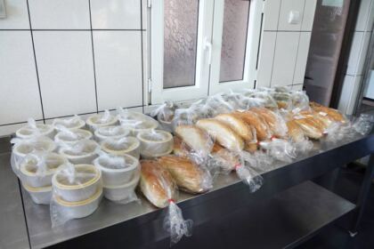 Așezământul parohial „Sf. Ierarh Ioan Gură de Aur“ din cadrul parohiei „Înălțarea Domnului“ din Galați oferă zilnic hrană pentru semeni aflați în nevoi – fotografia 13