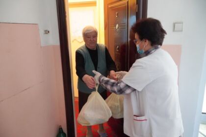 Așezământul parohial „Sf. Ierarh Ioan Gură de Aur“ din cadrul parohiei „Înălțarea Domnului“ din Galați oferă zilnic hrană pentru semeni aflați în nevoi – fotografia 20